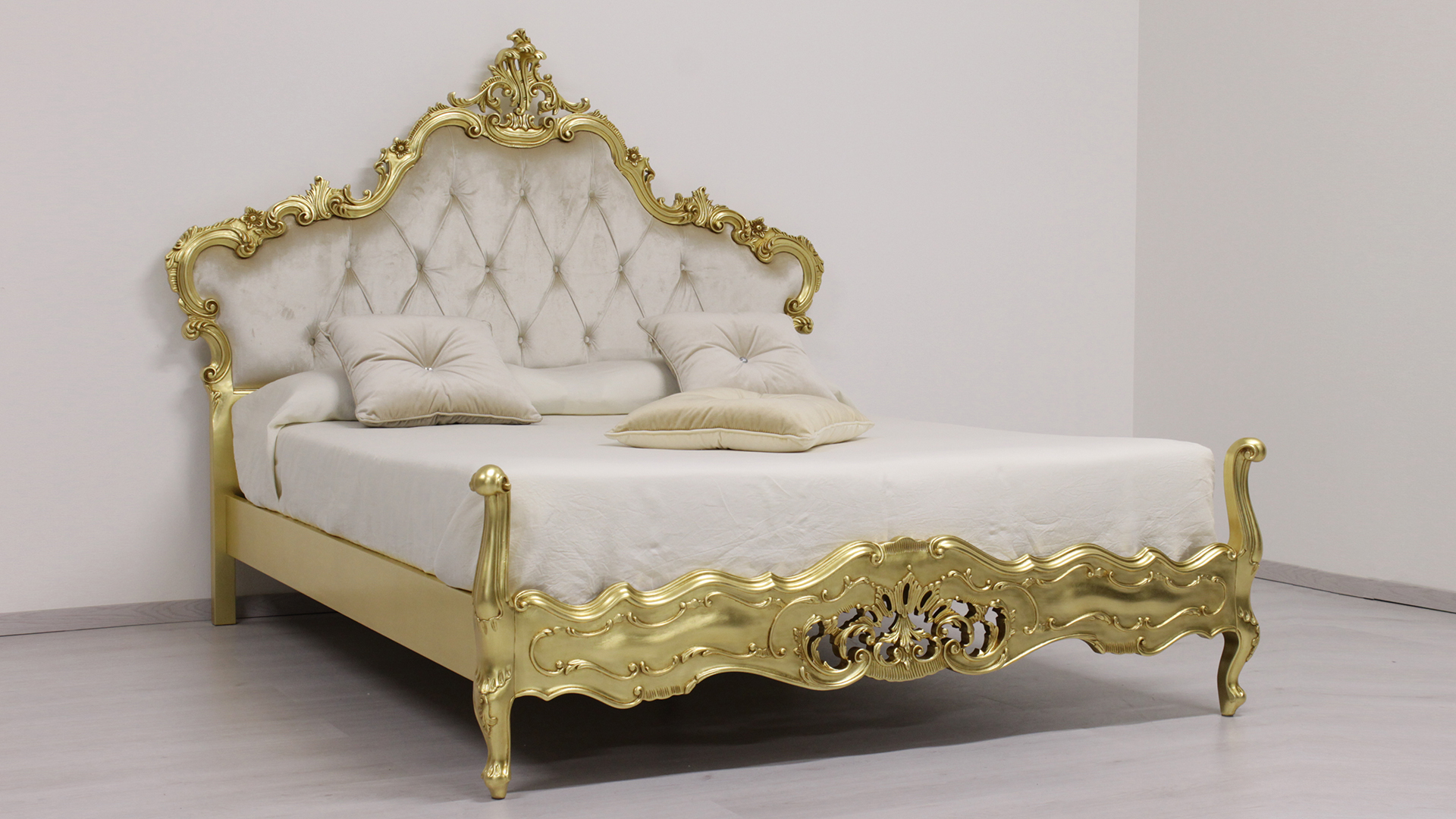 LETTO SINGOLO IN LEGNO BAROCCO BIANCO E FOGLIA ORO IN ECOPELLE