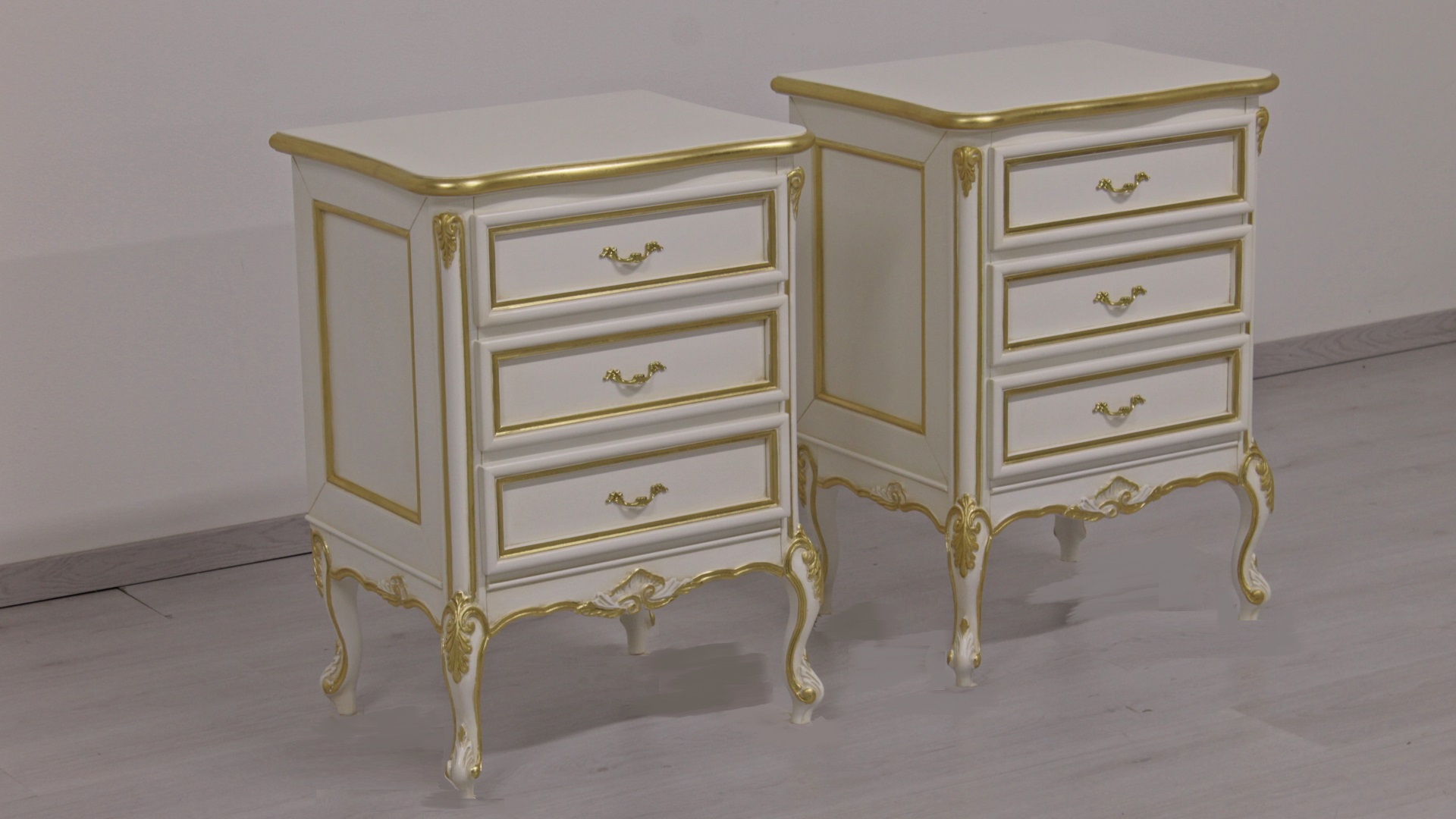 http://orsitalia.com/wp-content/uploads/2023/03/Regina-couple-of-classic-luxury-nighstands-ivory-lacquered-and-gold-leaf-Made-in-Italy.jpg